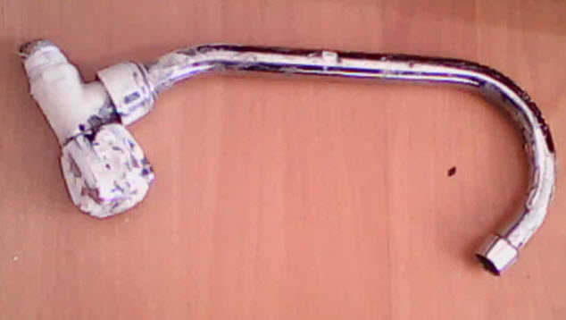 Llave agua simple de cocina usada